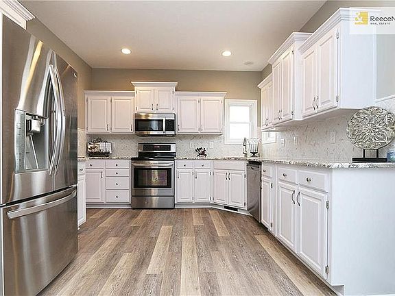 Newly remodeled kitchen. Stainless steel appliances, refinished cabinets, new flooring, top of the line granite and gorgeous back splash!