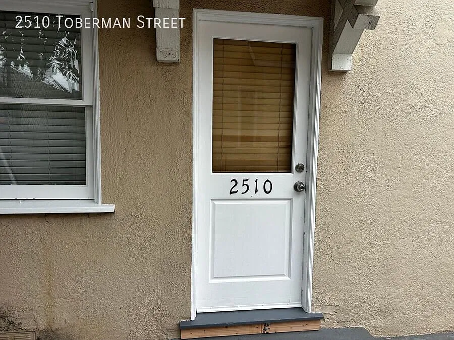 Renovated Furnished Studio Near USC: Utilities & Wi-Fi Included — Photo 4