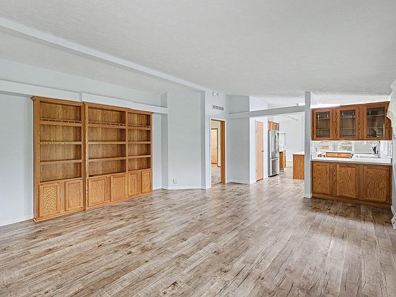 3rd image of 1559 Larkmore Ln