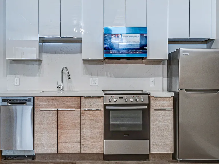 18 Walnut St #203 — Photo 1