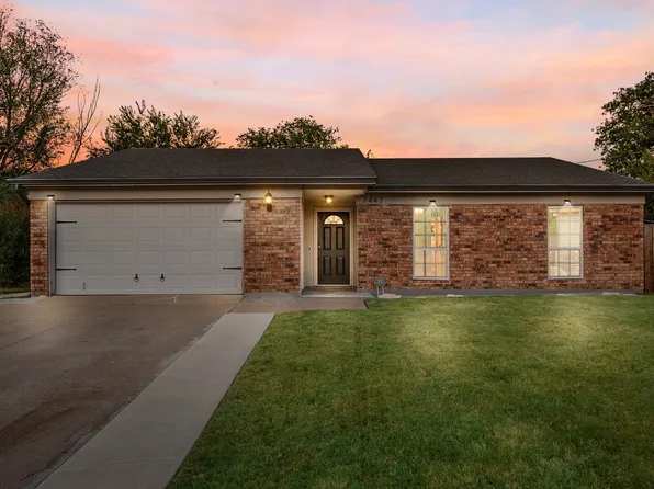 7447 Sandhurst Ln N, North Richland Hills, TX 76182