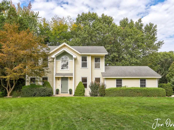 2215 Sunset Bluff Dr, Holland, MI 49424