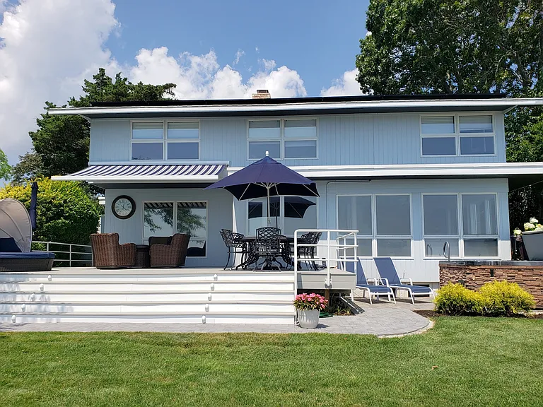 11 Beach Rd — Photo 1