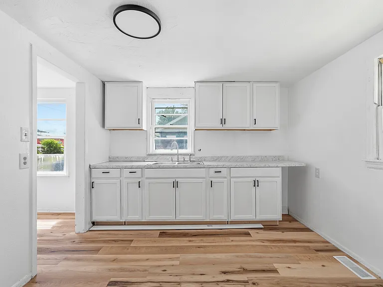 420 W 25th St — Photo 1