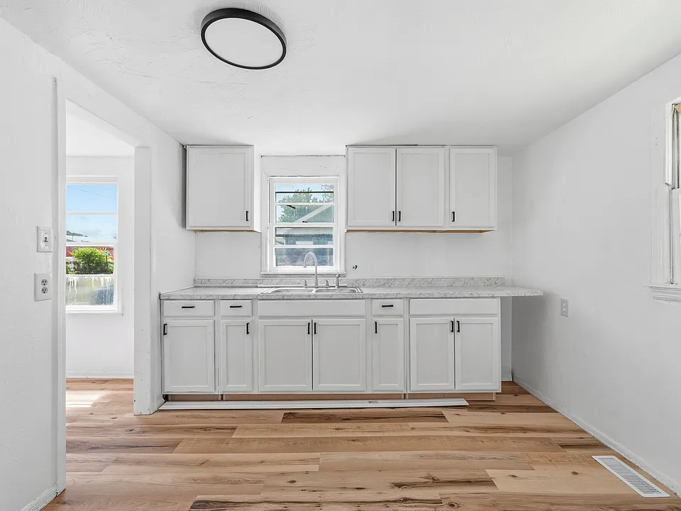 420 W 25th St