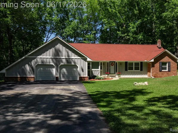 2915 Dunsary Ln, Brighton, MI 48114
