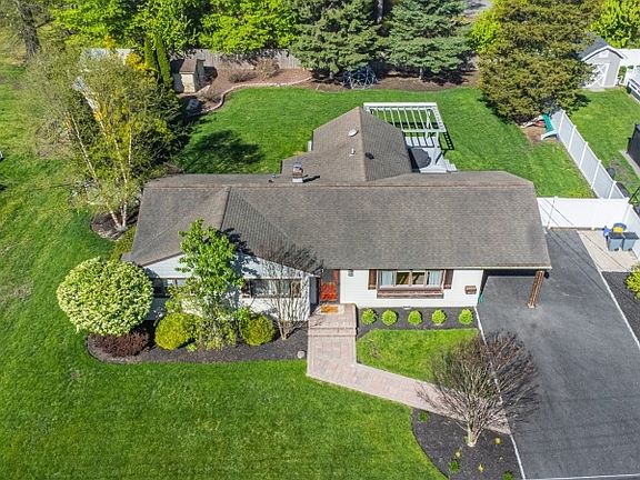 3rd image of 18 Evergreen Dr