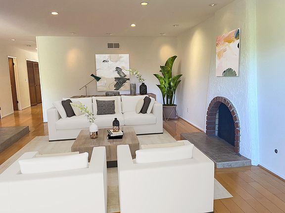 Living room (digitally staged)