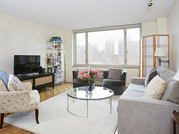 4th image of 130 W 67th St APT 20E