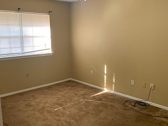 5th image of 127 W Woodcrest Dr