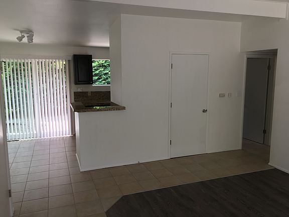 3rd image of 2013 Bellevue Way NE