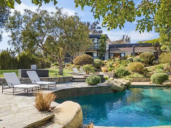 Pour a glass of champagne, relax on the cushioned loungers or in the pool and celebrate your gorgeous vacation.