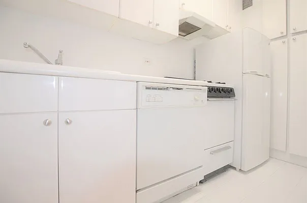 Rented by Manhattan Realty Group | media 12