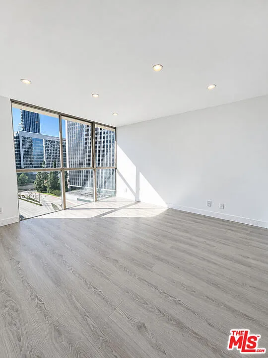 2 bed, 2.0 bath, 1066 sqft, $6,100 — Photo 2