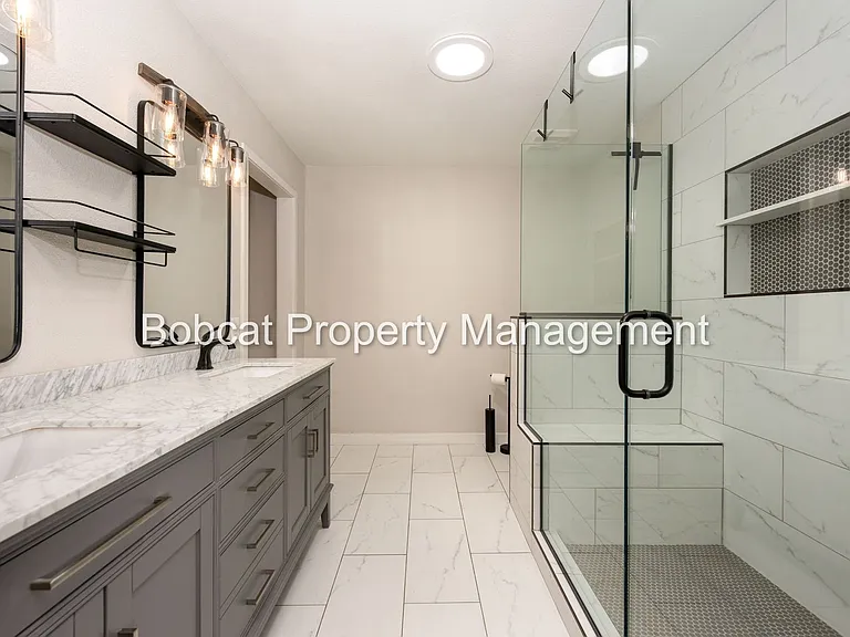 1121 Spruce St — Photo 15