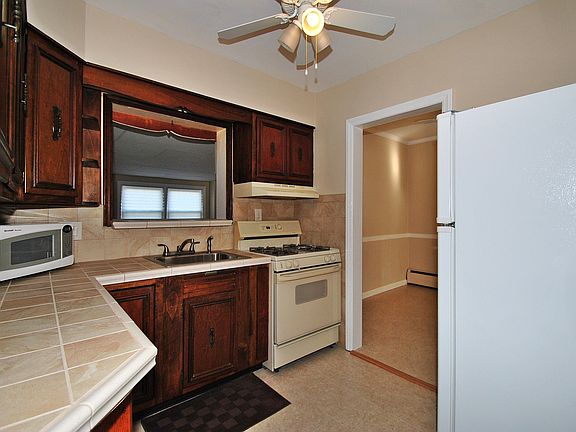 4th image of 90 Aster Dr