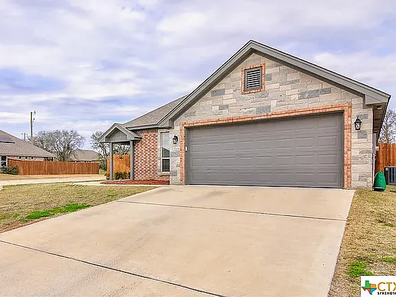 3 bed, 1930 sqft, $1,999 — Photo 2