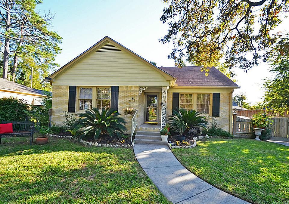 WELCOME HOME to 214 English Street! Enjoy the EASY commute by living on the outskirts of downtown Ho