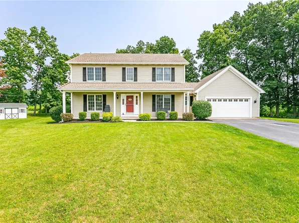 5883 King Hill Dr, Farmington, NY 14425