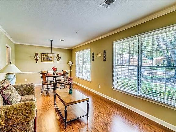 3rd image of 3519 Dresden Dr