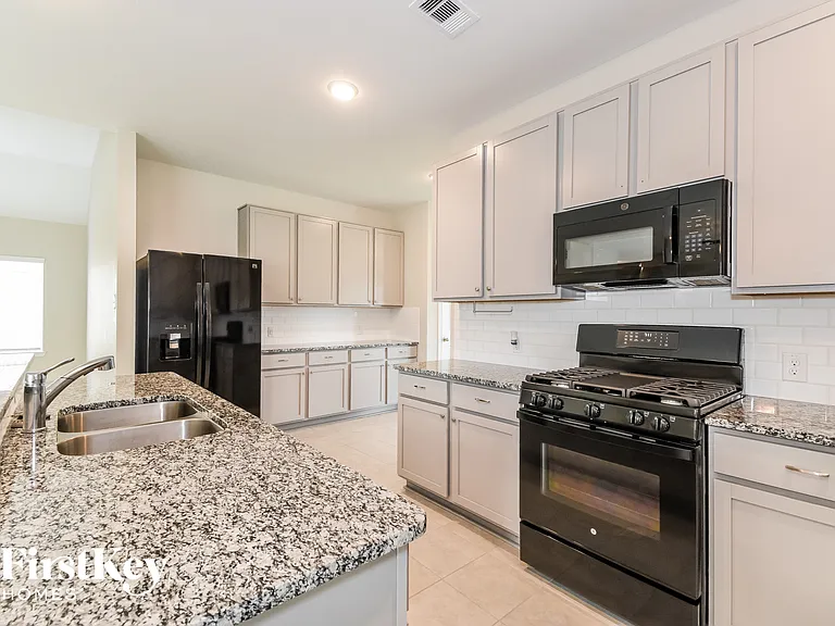 8020 Quartz Ln — Photo 7