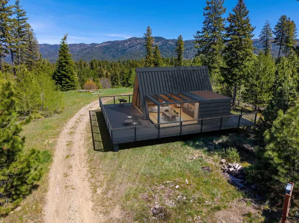 9 Urban Ln, Cascade, ID 83611