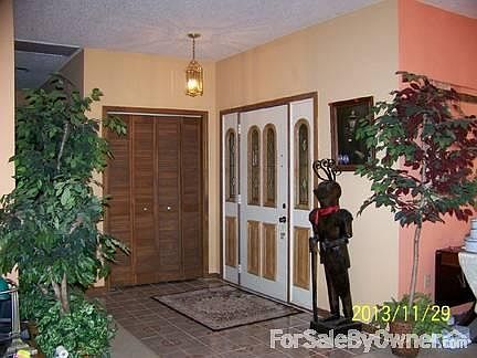 Main entrance foyer : Tiled foyer with coat closet.