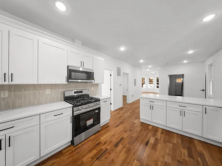 319 William St #1-0904 — Photo 7