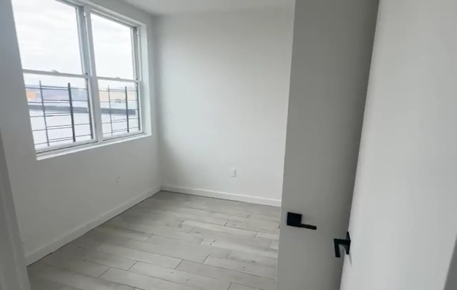 3 bed, 900 sqft, $3,532 — Photo 3