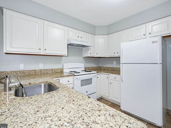 4th image of 8 Foxtail Ct