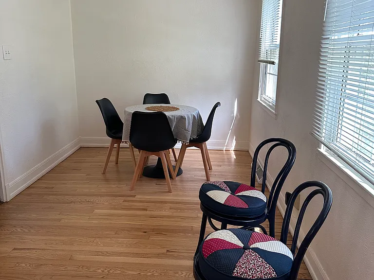 514 W Lakeside St — Photo 9
