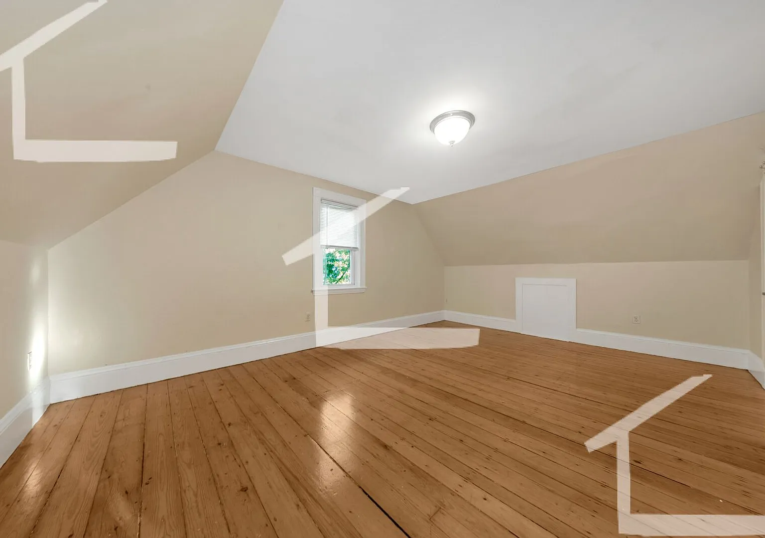 Charming 5 Bedroom-No Broker Fee — Photo 3