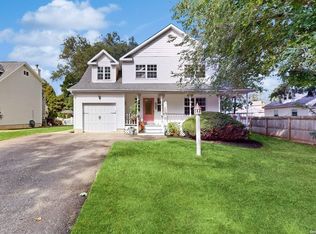 109 Maplewood Rd, Huntington Station, NY 11746