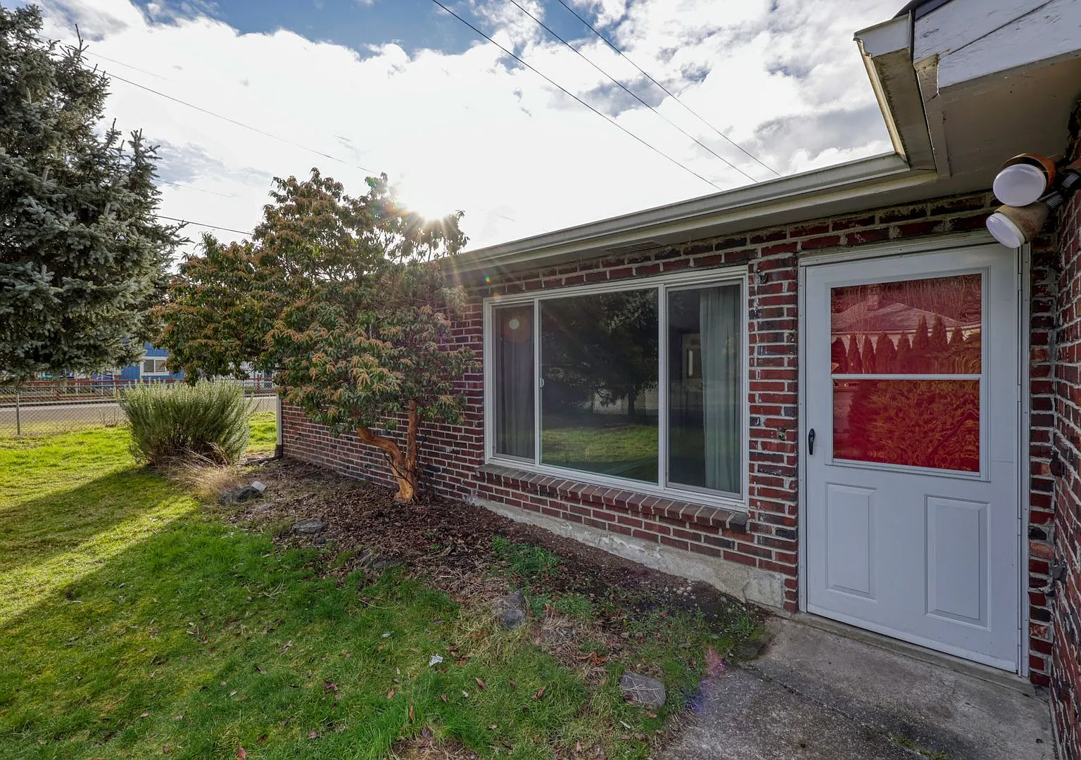 Desirable Tumwater Hill 1960's classic charmer with 2 beds, 1 bath, attached garage. New paint an... — Photo 3