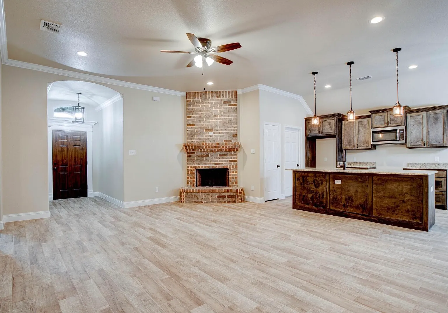 3 bed, 1608 sqft, $2,000 — Photo 4