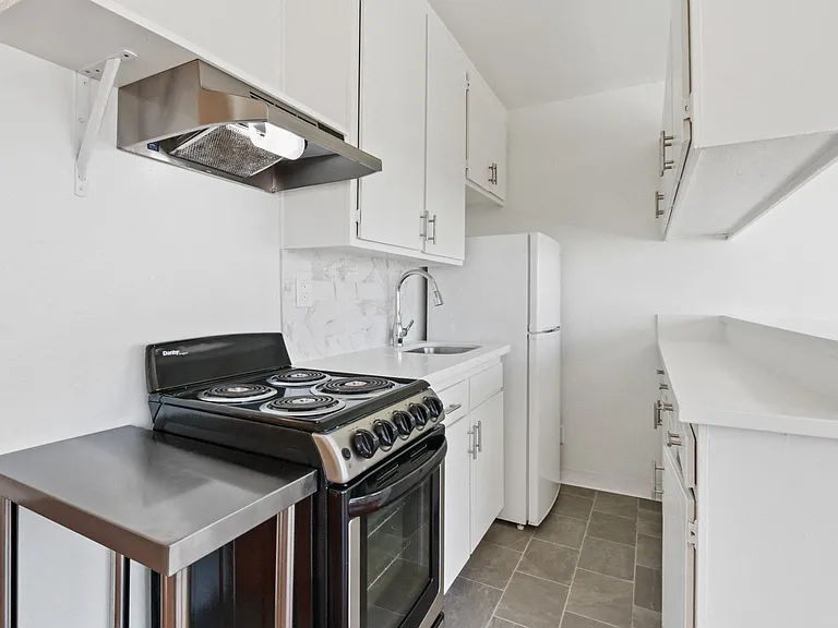 Eastborne Avenue Apartments — Photo 13