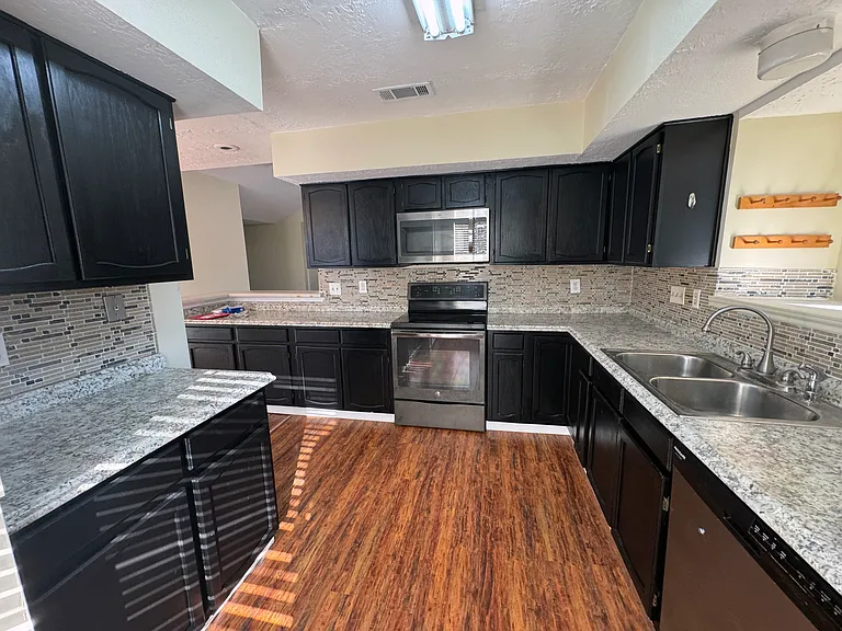 1200 Glyndon Dr — Photo 15
