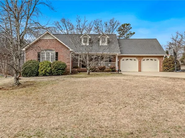 380 Cedarland Dr, Thomasville, NC 27360