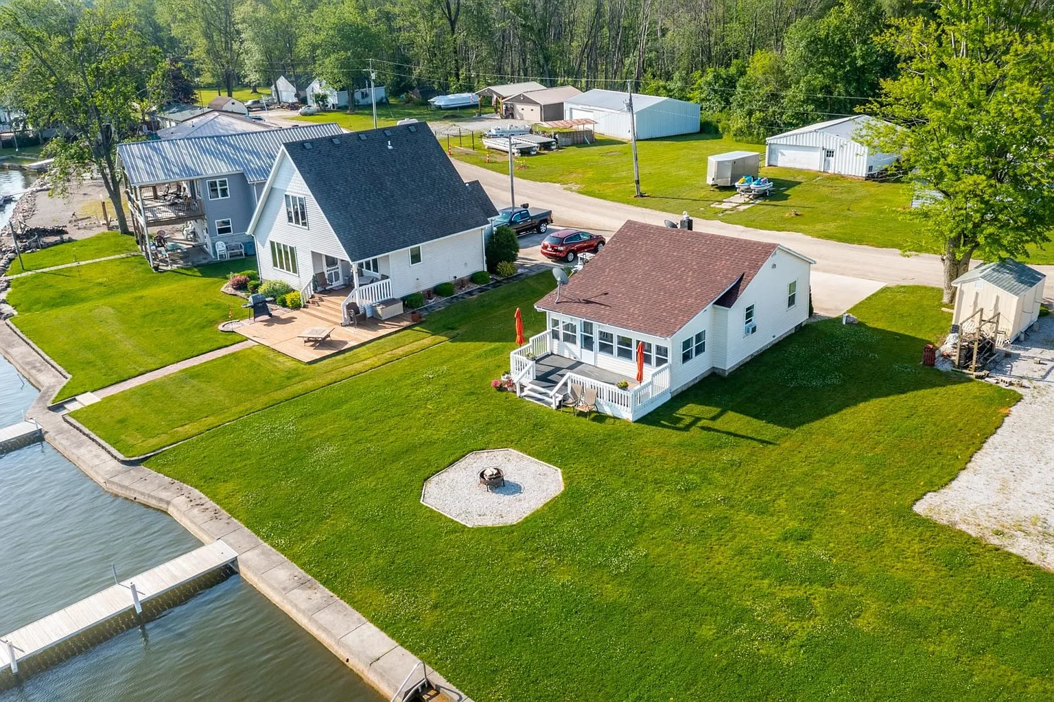 104 W Waldron Lake Dr photo 1