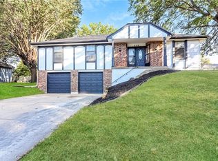 513 NW Chateau Dr, Blue Springs, MO 64014