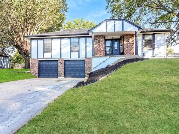 513 NW Chateau Dr, Blue Springs, MO 64014