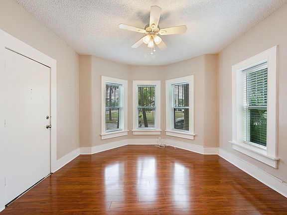 Melville - Bay Windows with Spectacular Natural Light