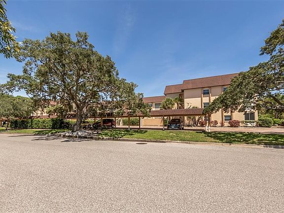 3rd image of 101 Park Blvd S APT 109