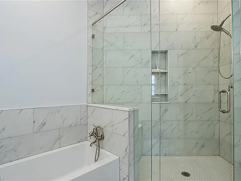 400 L Ambiance Cir #206 — Photo 14