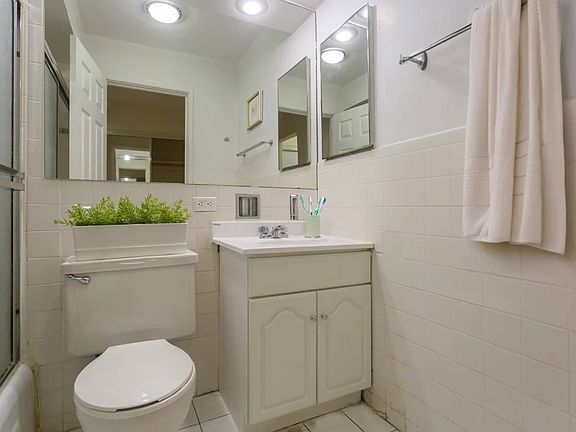 3rd image of 6725-37 N Sheridan Rd #208