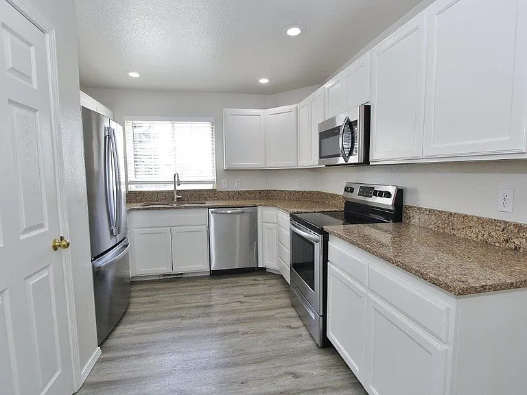 1938 E Birchwood Dr — Photo 8