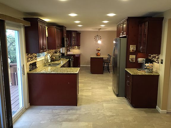 3rd image of 551 Caruthers Ln