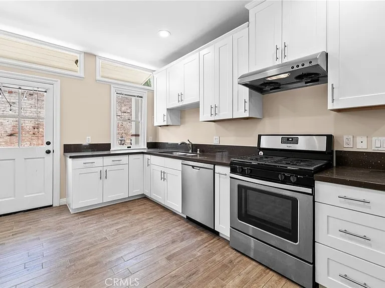 221 N Raymond Ave #8 — Photo 10
