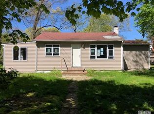 27 Pinetop Dr, Shirley, NY 11967