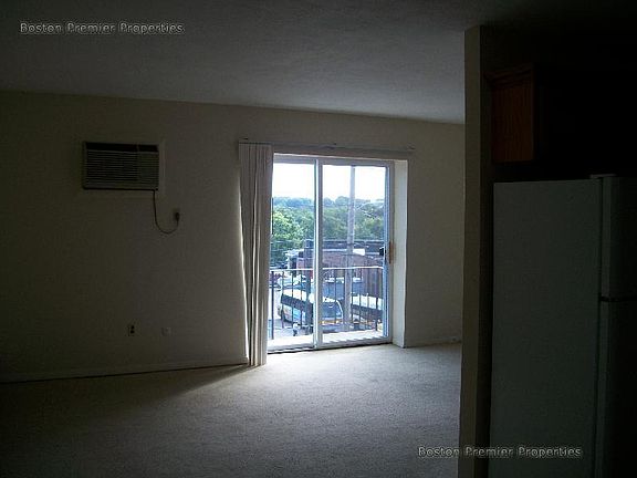 5th image of 925 Hancock St APT 21